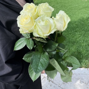 Букет из 5 белых роз (70 см) в Озерах