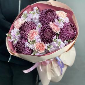 Букет "Софи" из хризантем Бигоуди, диантусов и ароматных маттиол в Озерах