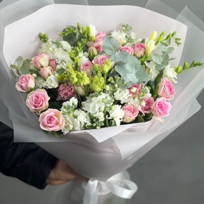 Букет "Особый случай " из ароматных маттиол, фрезий и кустовых роз в Озерах