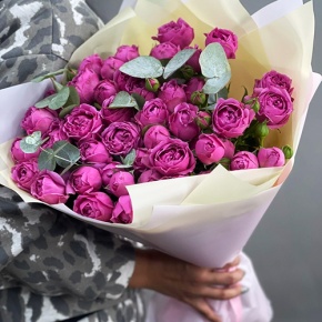 Букет "Малиновый бисквит" из кустовых и пионовидных роз и эвкалипта в Озерах