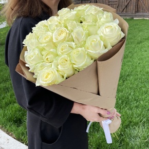 Букет из 25 белых роз в крафте (70 см) в Озерах