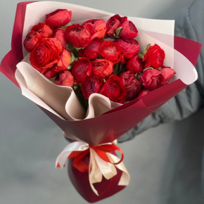 Букет из 21 красного ранункулюса в Озерах