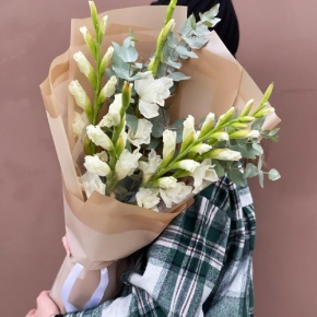 Букет из 5 белых гладиолусов и эвкалипта в Озерах