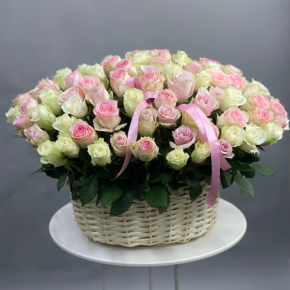 Композиция в корзине из 101 кенийской розы пастельный микс (40 см) в Озерах