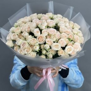 Букет из 35 кремовых кустовых роз (50 см) в Озерах
