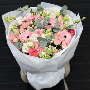 Букет "Ромео" из роз, эвкалипта, гербер, ароматных фрезий, озатамнуса, эустом и диантусов в Озерах