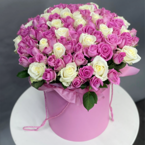 Композиция в шляпной коробке из 151 розы кения микс в Озерах