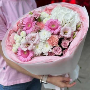 Букет "Розовые облака" из хризантемы, кустовых роз, диантусов, гортензии и эустом в Озерах