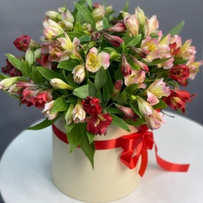 Композиция в шляпной коробке из 21 альстромерии в Озерах