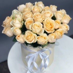 Композиция в шляпной коробке из 35 кремовых кенийских роз в Озерах