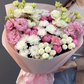 Букет "Задыхаюсь от нежности" из хризантемы, кустовых пионовидных роз, диантусов и эустом в Озерах