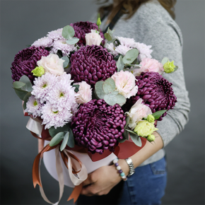 Композиция в шляпной коробке "Наденька" из хризантем Бигоуди, эустом и эвкалипта в Озерах