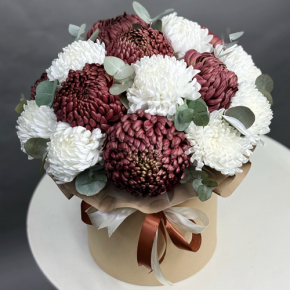 Композиция в шляпной коробке из 19 хризантем  в Озерах