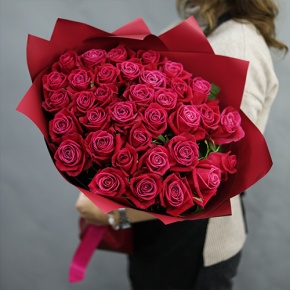 Букет из 35 малиновых роз Шангрила (50 см) в Озерах
