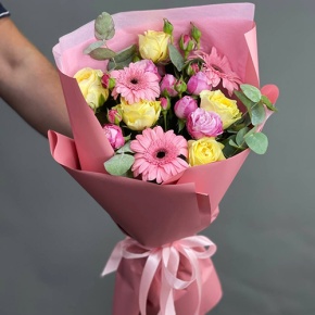 Букет "Беверли-Хиллз" из гербер, роз Баттеркап и эвкалипта в Озерах