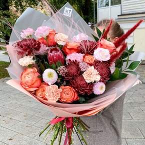 Букет "Каркаде" из хризантем Бигоуди и Момоко, роз Эквадор Кахала, озатамнуса,  эустом, протеи, и диантусов в Озерах