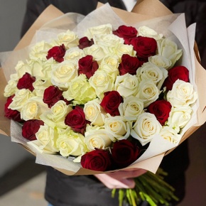 Букет 51 белая и красная роза (50 см) в Озерах