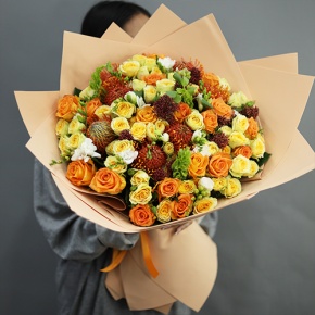 Букет "Осенние грёзы" из лейко, роз, фрезий, скиммии, молюцеллы и лейко в Озерах