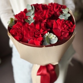 Букет "Красная пантера" из 7 роз Эквадор и эвкалипта в Озерах