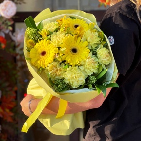 Букет "Солнечная пора" из гербер, альстромерий, скиммии и диантусов в Озерах
