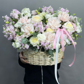 Композиция в корзине из роз Эквадор и ароматных маттиол в Озерах