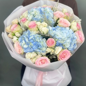 Букет "Легкий ветерок" из роз, конифера и гортензий в Озерах