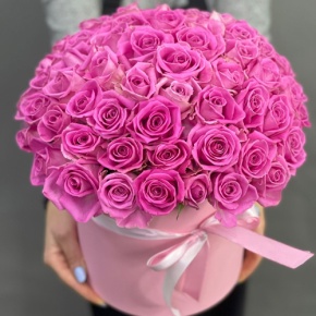 Композиция в шляпной коробке из 71 кенийской розы в Озерах