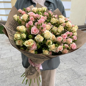 Букет из 19 кустовых роз в крафте (60 см) в Озерах