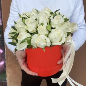 Композиция в шляпной коробке из 25 белых роз в Озерах