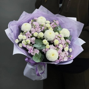 Букет "Ванила" из хризантем сантини, Момоко, эвкалипта и ароматных маттиол в Озерах