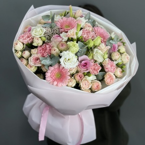 Букет "Я с тобой" из роз, эвкалипта, гербер, ароматных фрезий, озатамнуса, эустом и диантусов в Озерах