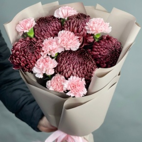 Букет из хризантем Бигоуди и розовых диантусов в Озерах