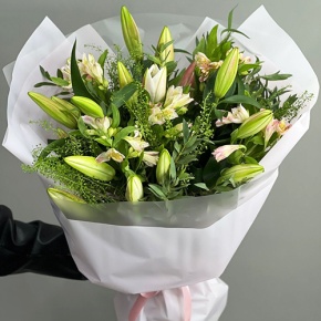 Букет из ароматных лилий и альстромерий в Озерах