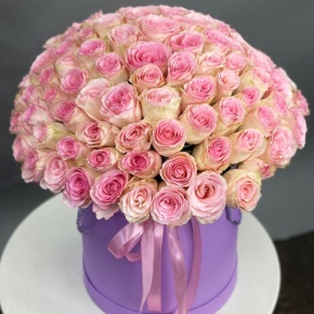 Композиция в шляпной коробке из 151 розы кения в Озерах