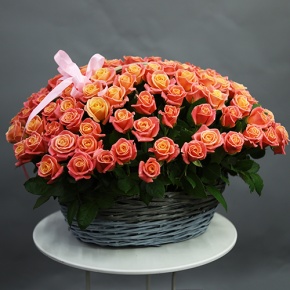 Композиция в корзине из 101 розы Мисс Пигги (50 см) в Озерах