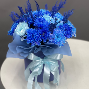 Композиция в шляпной коробке "Магия синего" из хризантем и конифера в Озерах