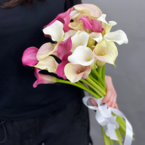 Букет из 21 каллы микс в Озерах