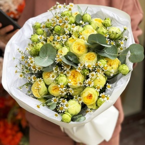 Букет "Иветта" из лимонных пионовидных кустовых роз и ромашек в Озерах