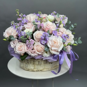 Композиция в корзине из французских роз и ароматных маттиол в Озерах