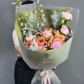 Букет "Таинственное очарование" из мазровых роз Риджентс парк, гиперикума, альстромерий, эустом и дельфиниума в Озерах