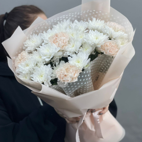 Букет из хризантем и диантусов пудра в Озерах