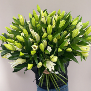 Объемный букет из 27 ароматных белых лилий в Озерах