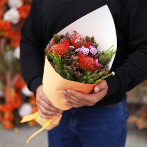 Букет "Капс" из лейко и экзотики в Озерах