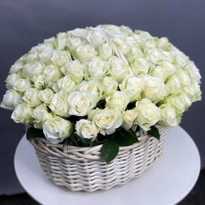 101 белая роза в корзине (40 см) в Озерах