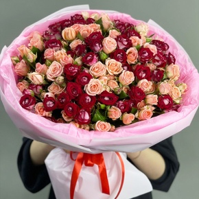 Букет "Рубиновый гранит" из 35 кустовых роз микс (50 см) в Озерах