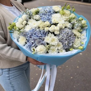 Букет "Голубые облака" из хризантемы, диантусов, Голландской гортензии, дельфиниума и эустомы в Озерах