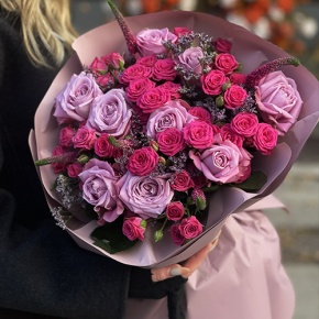 Букет "Малиновый вечер" из кустовых малиновых роз, вероники, лимониума и роз Меритим в Озерах