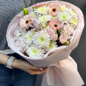 Букет "Дружба" из хризантемы, пионовидной лилии, гербер, диантусов и кустовых роз в Озерах