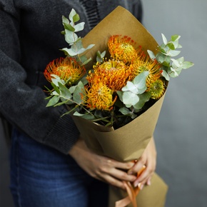 Букет "Гости из будущего" из 5 лейко и эвкалипта в Озерах