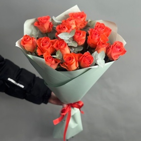 Букет из 15 морковных роз с эвкалиптом (50 см) в Озерах
